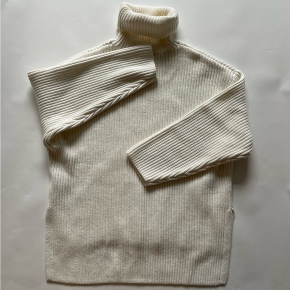 H&M oversized cream turtle neck knit sweater, size medium. - Picture 4 of 5